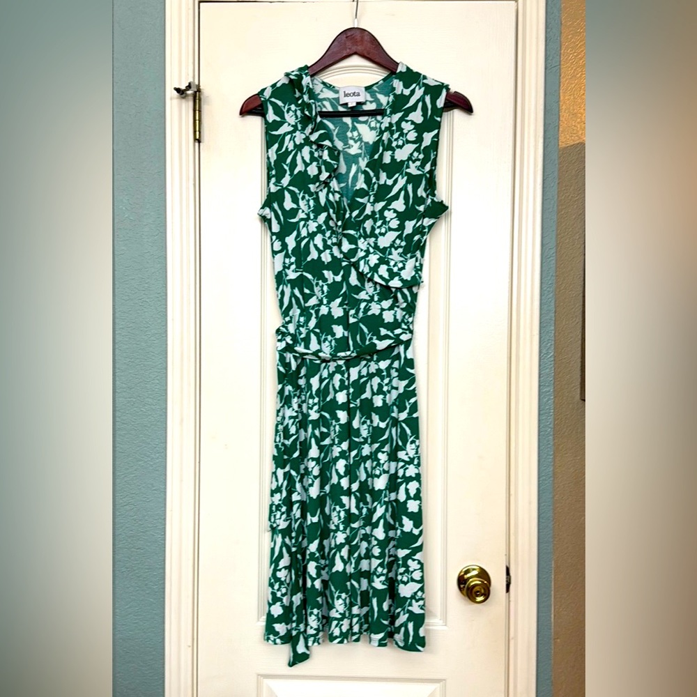 Fun flirty sleeveless “wrap” dress. Size L. Kelly green and white bold floral
